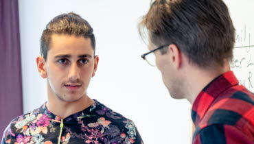 Ung kille samtalar med en man